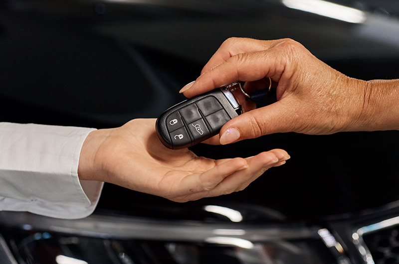 Image showing passenger handing car key to Valet Parking team member at London Gatwick